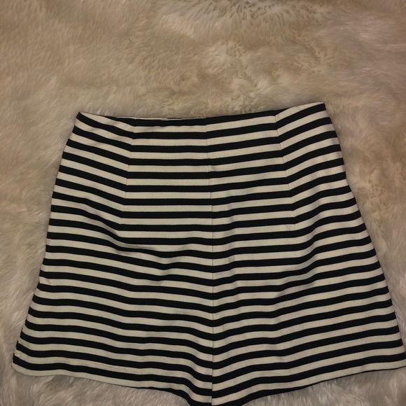 FREE PEOPLE SHORTS - Picture 2 of 3